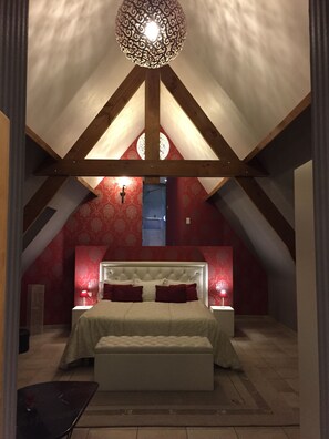 Suite | 1 bedroom, in-room safe, individually furnished, desk