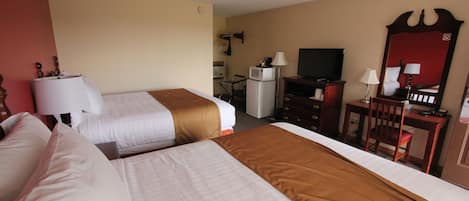 Escritorio, tabla de planchar con plancha, wifi gratis y ropa de cama