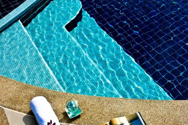 Piscina externa, guarda-sóis, espreguiçadeiras