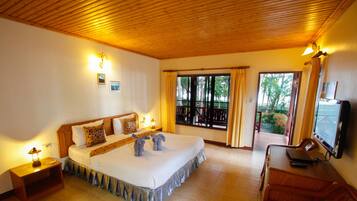 Deluxe Room, 1 Bedroom | Minibar, in-room safe, desk, blackout curtains