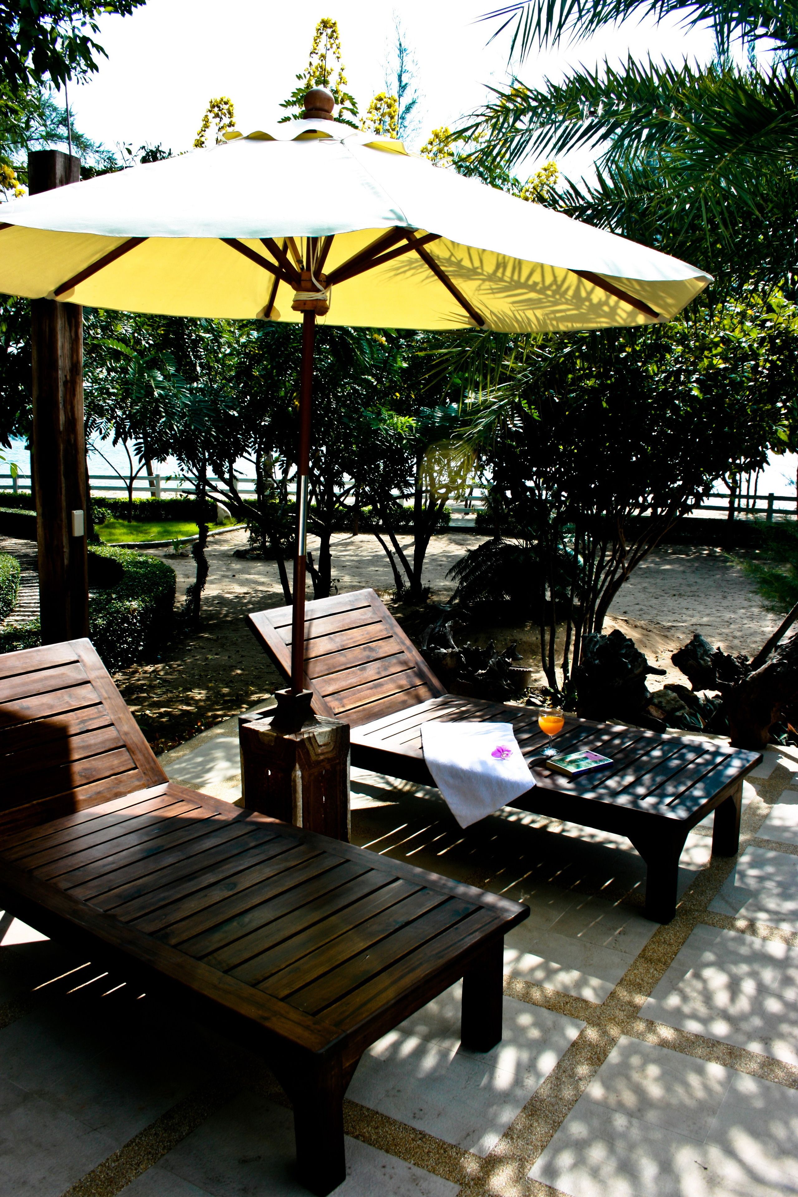 Alberca al aire libre, sombrillas en la alberca y camastros 