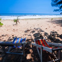 Playa privada, sillas reclinables de playa, sombrillas, toallas de playa