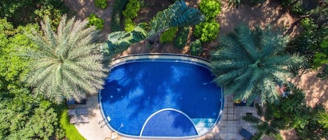 Piscina externa, guarda-sóis, espreguiçadeiras