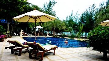 Piscine extérieure, parasols de plage, chaises longues