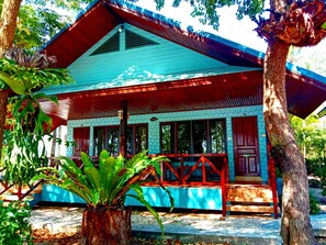 Rom – deluxe, 1 soverom | Minibar, safe på rommet, skrivebord og blendingsgardiner