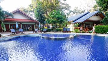 Deluxe Double Room | Minibar, in-room safe, desk, blackout drapes