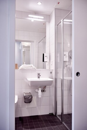 Ducha, secador de pelo y toallas