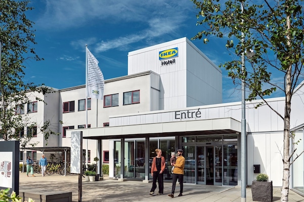 Fachada de la propiedad por la tarde o noche