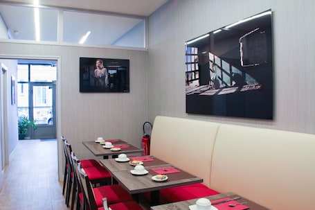 Daily continental breakfast (EUR 10.50 per person)