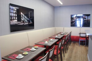 Daily continental breakfast (EUR 10.50 per person) - Hôtel de France (Boulogne-Billancourt)