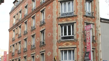 A multi-story building with a restaurant named "RESTAURANT LEVIN-COEUR" on the ground floor.