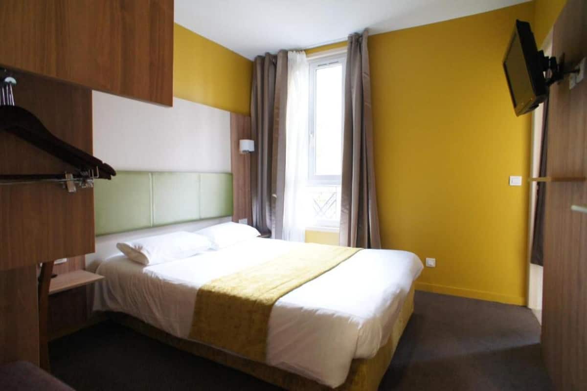 classic double room | desk, blackout curtains, soundproofing, free wifi