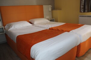 Classic-rum (With Twin Beds) | Skrivbord, mörkläggningsgardiner, ljudisolering och gratis wi-fi