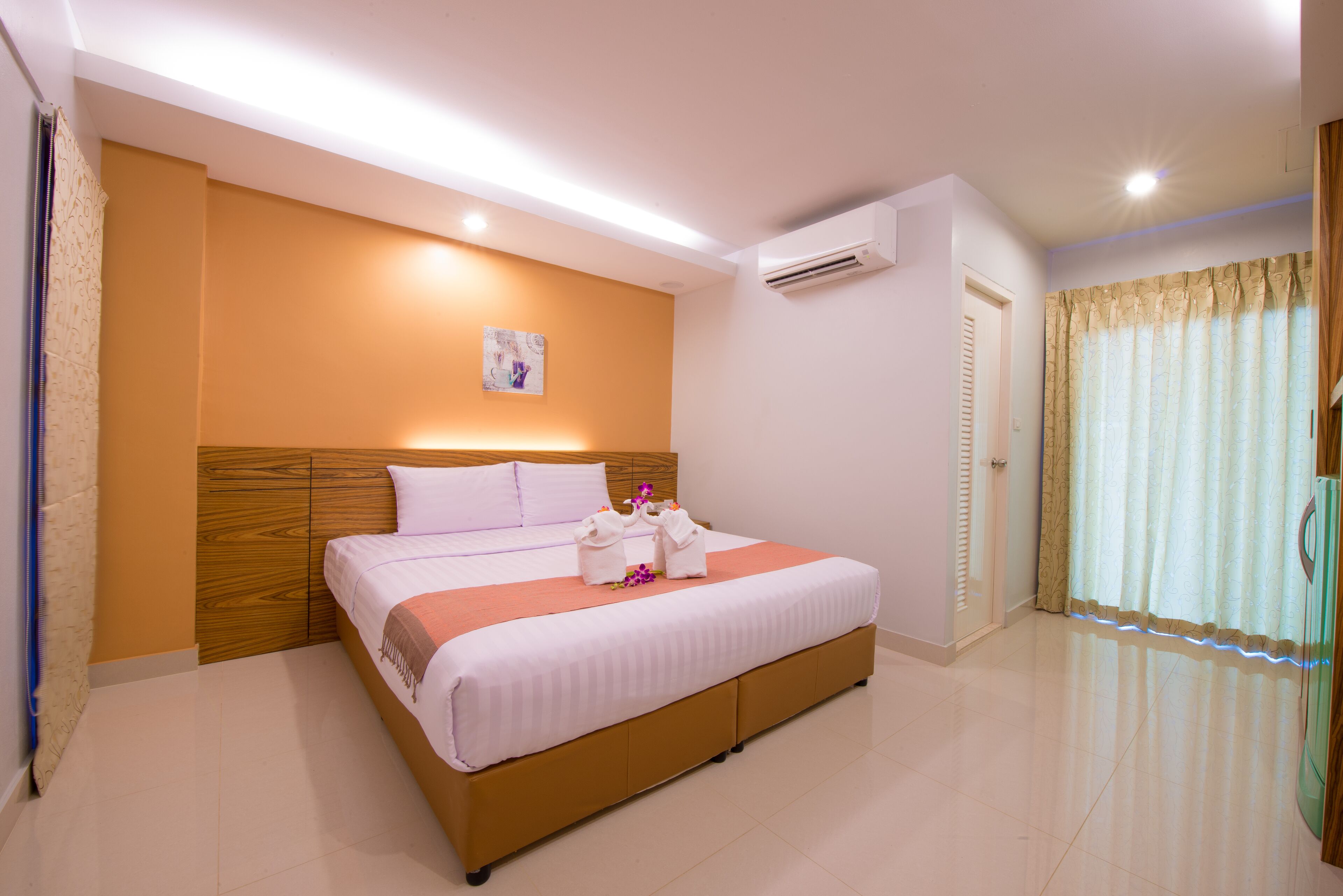 deluxe double room | premium bedding, desk, free wifi, bed sheets
