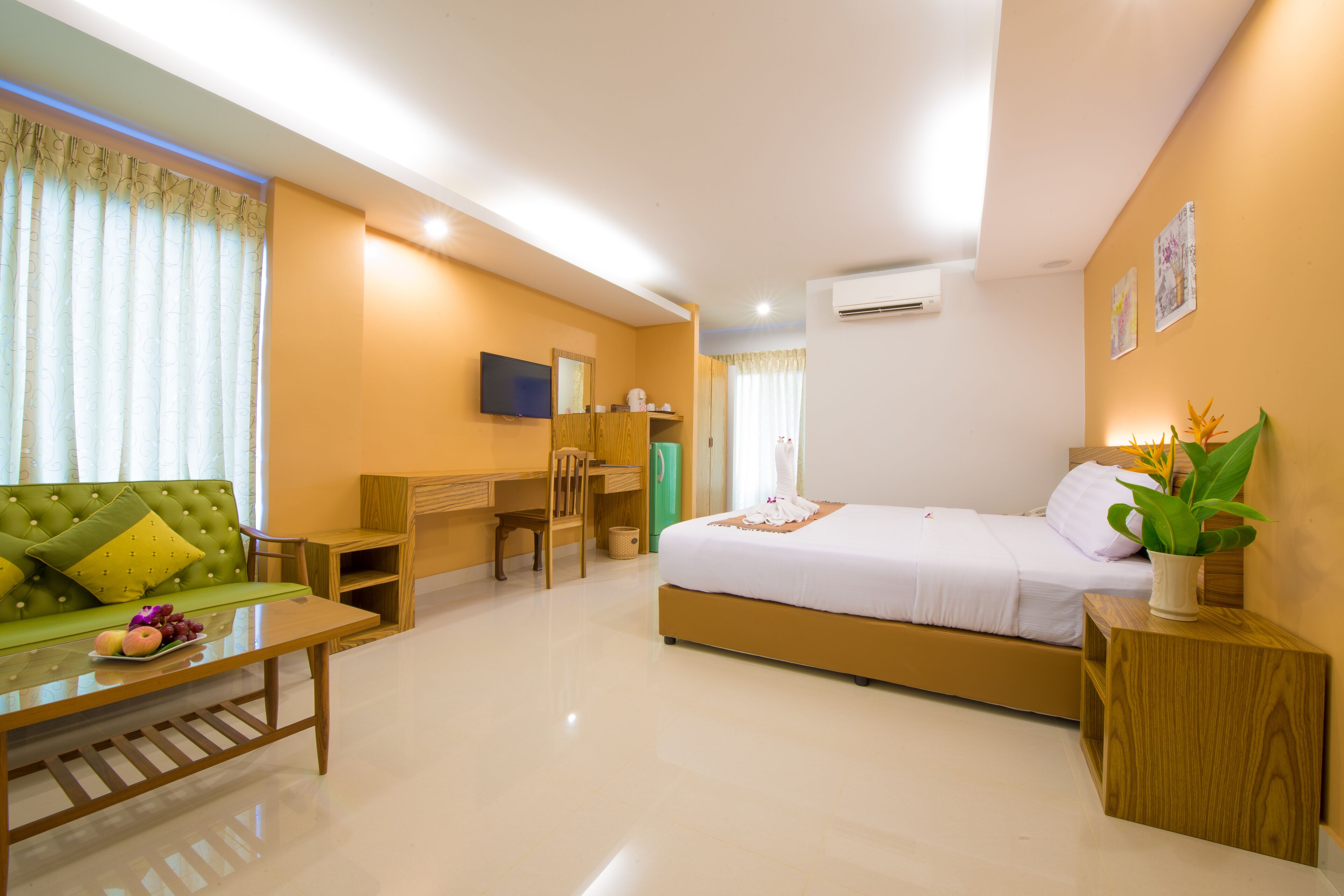 suite | premium bedding, desk, free wifi, bed sheets