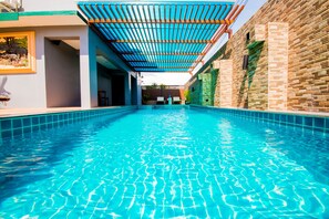 Una piscina techada, una piscina al aire libre