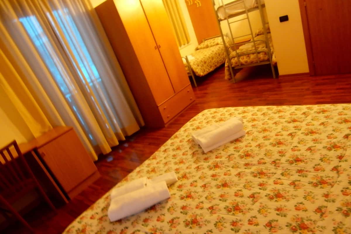 Quadruple Room | In-room safe, desk, cribs/infant beds, free WiFi