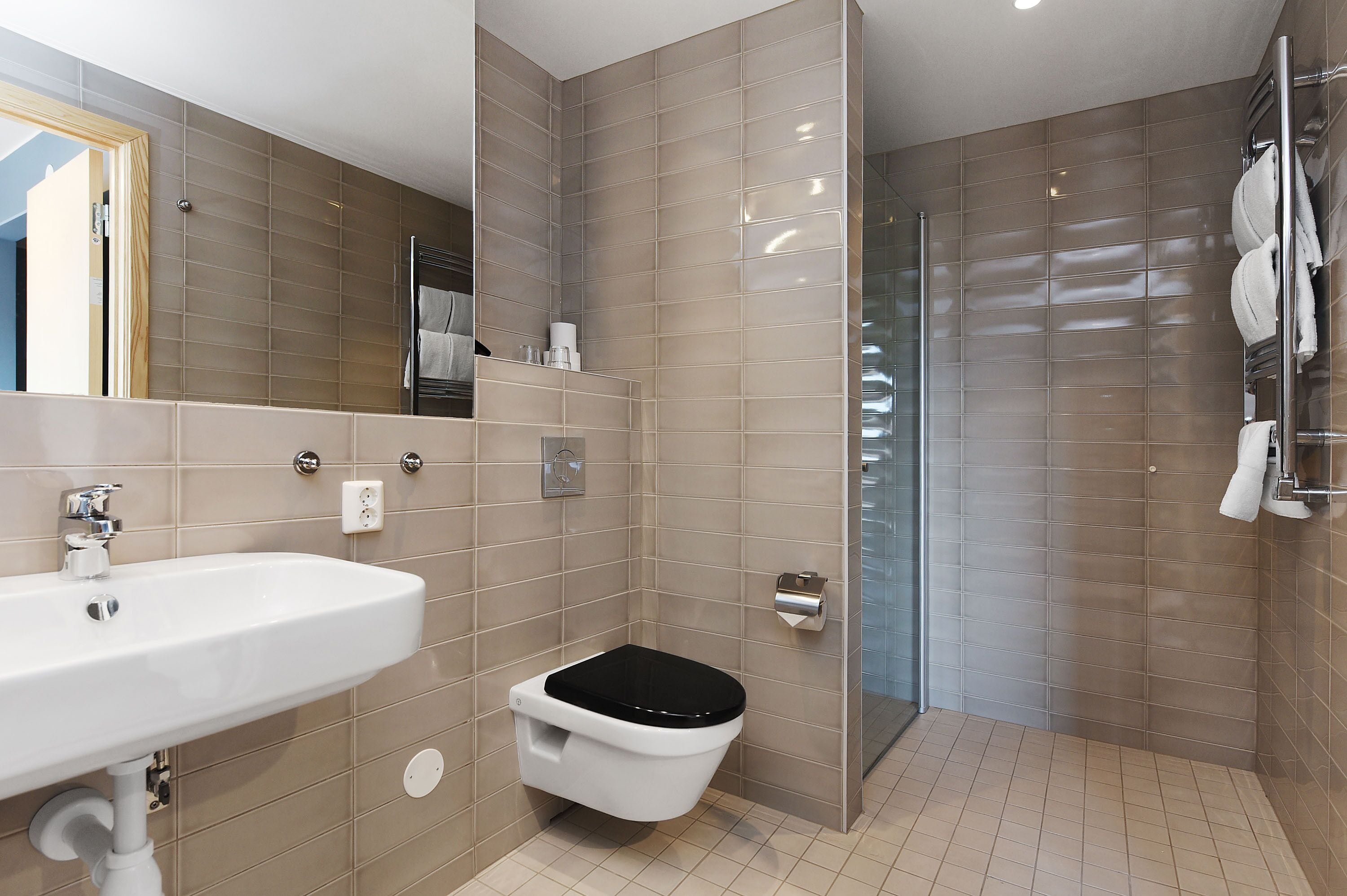 superior double room, 2 single beds, private bathroom, city view | bathroom shower