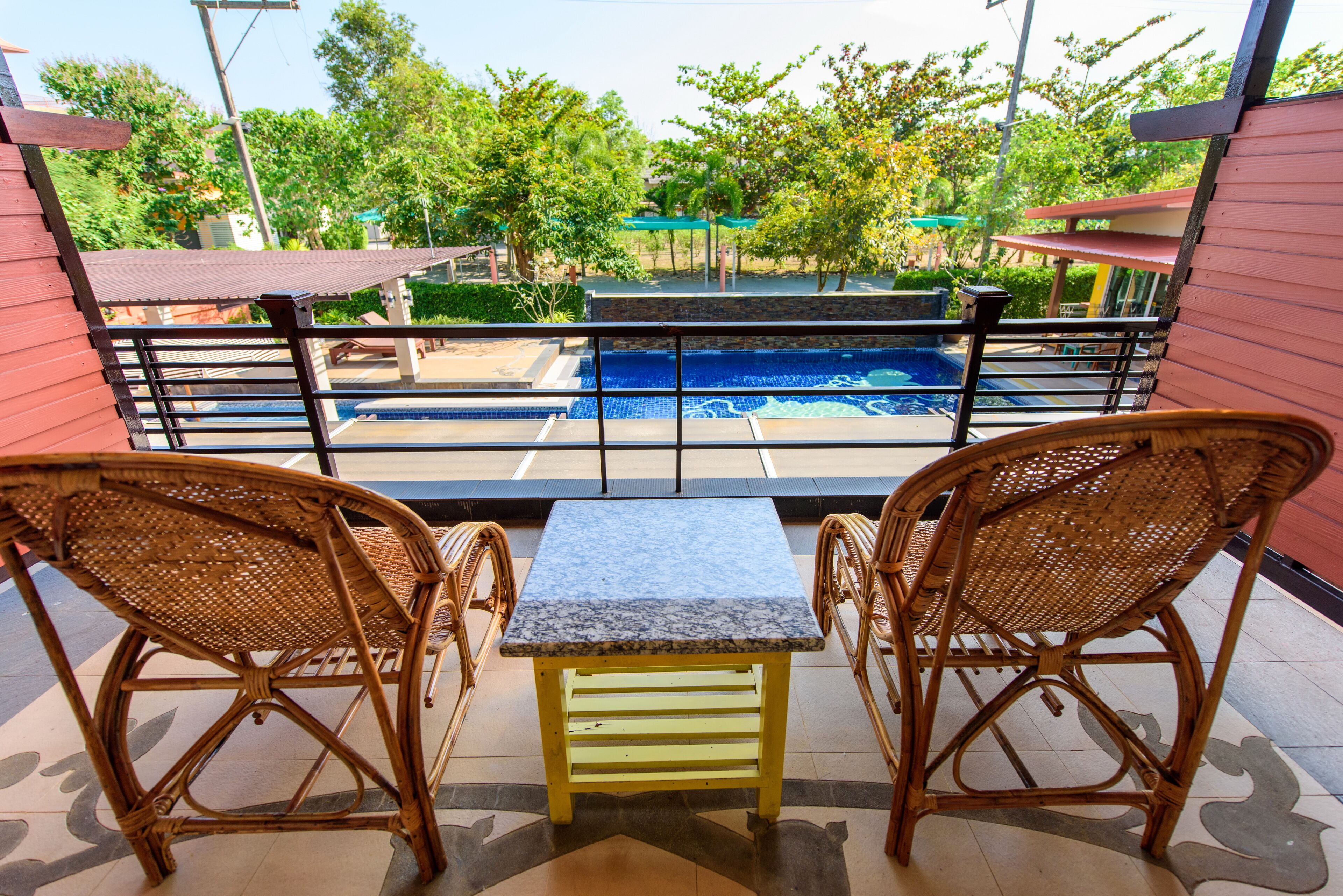 Deluxe Room, Pool View | Living area