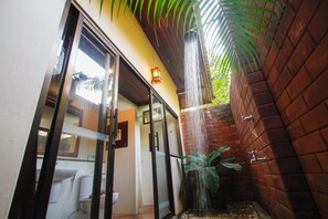 Deluxe Room, Garden View | Bathroom