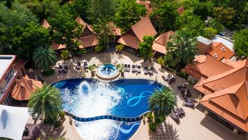 2 piscines extérieures, parasols de plage, chaises longues