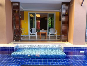 Chambre Deluxe, accès à la piscine | Aire de séjour | Téléviseur à écran plat