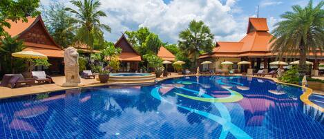 2 utomhuspooler, parasoller och solstolar