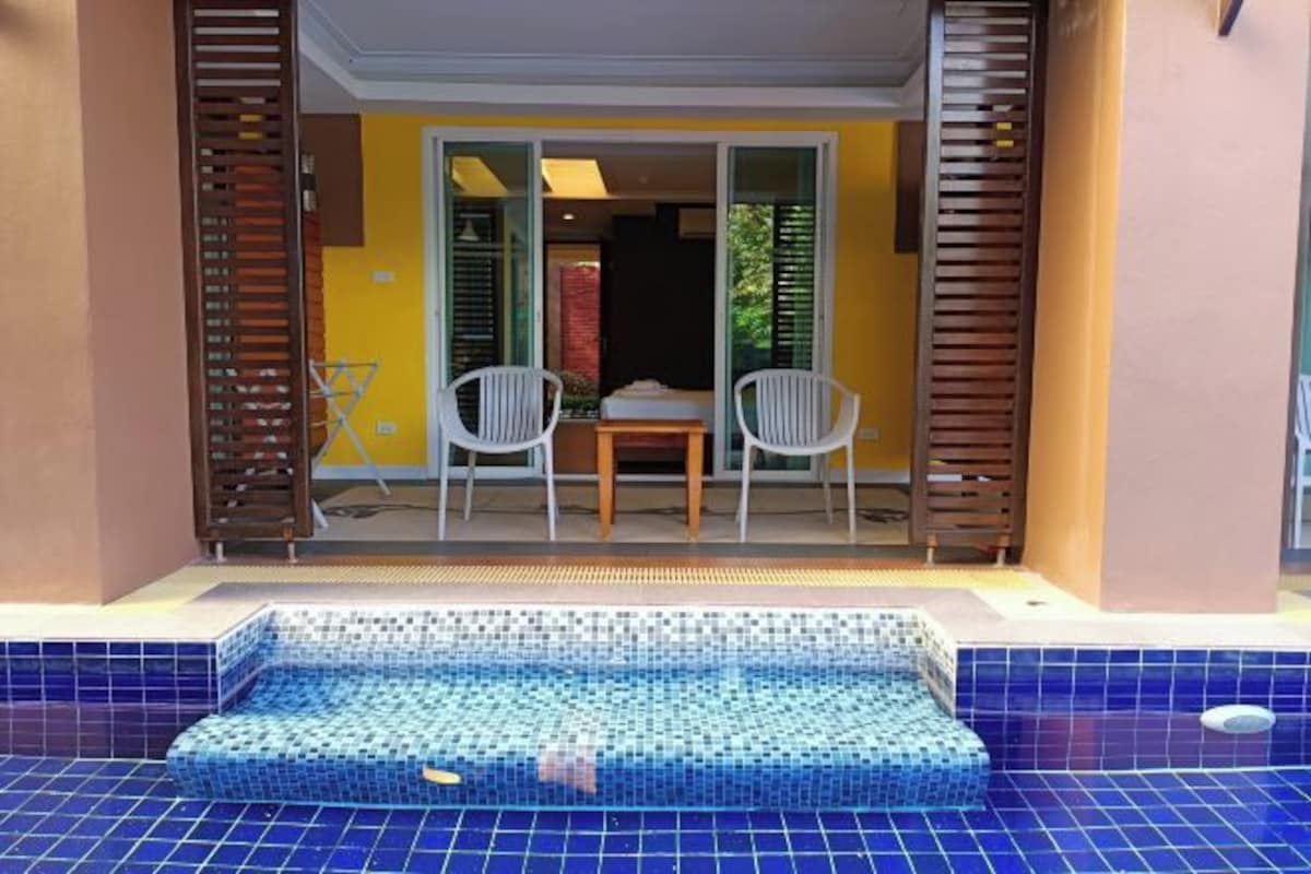 Deluxe Room with Pool Access