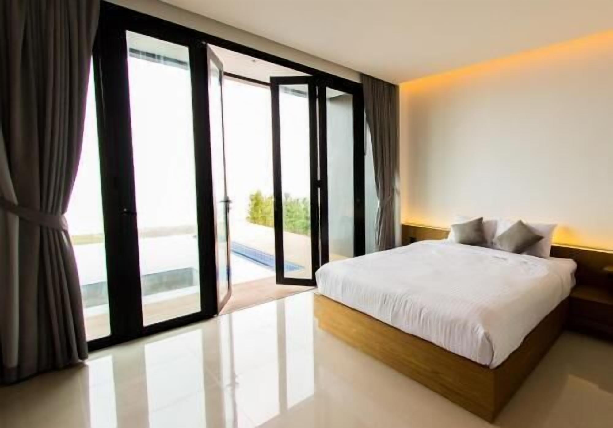 Hypo-allergenic bedding, soundproofing, free WiFi, bed sheets