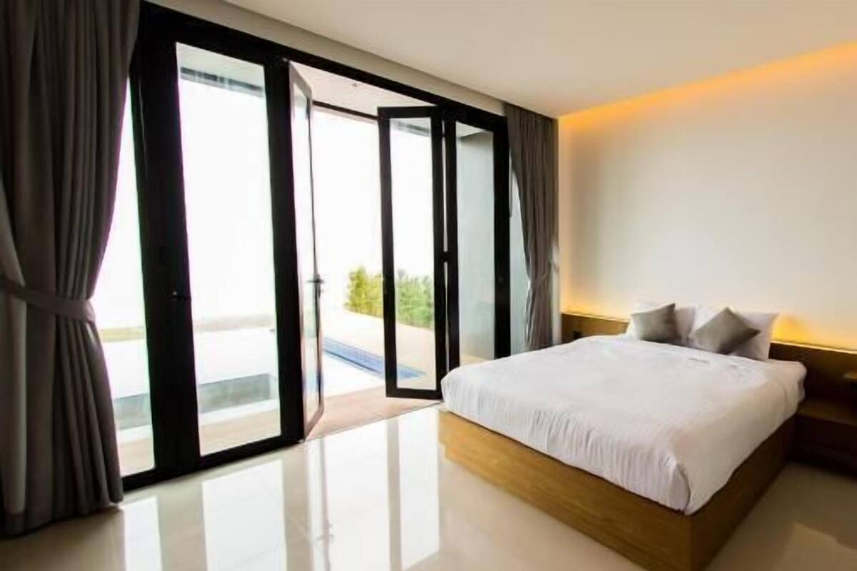 Hypo-allergenic bedding, soundproofing, free WiFi, bed sheets