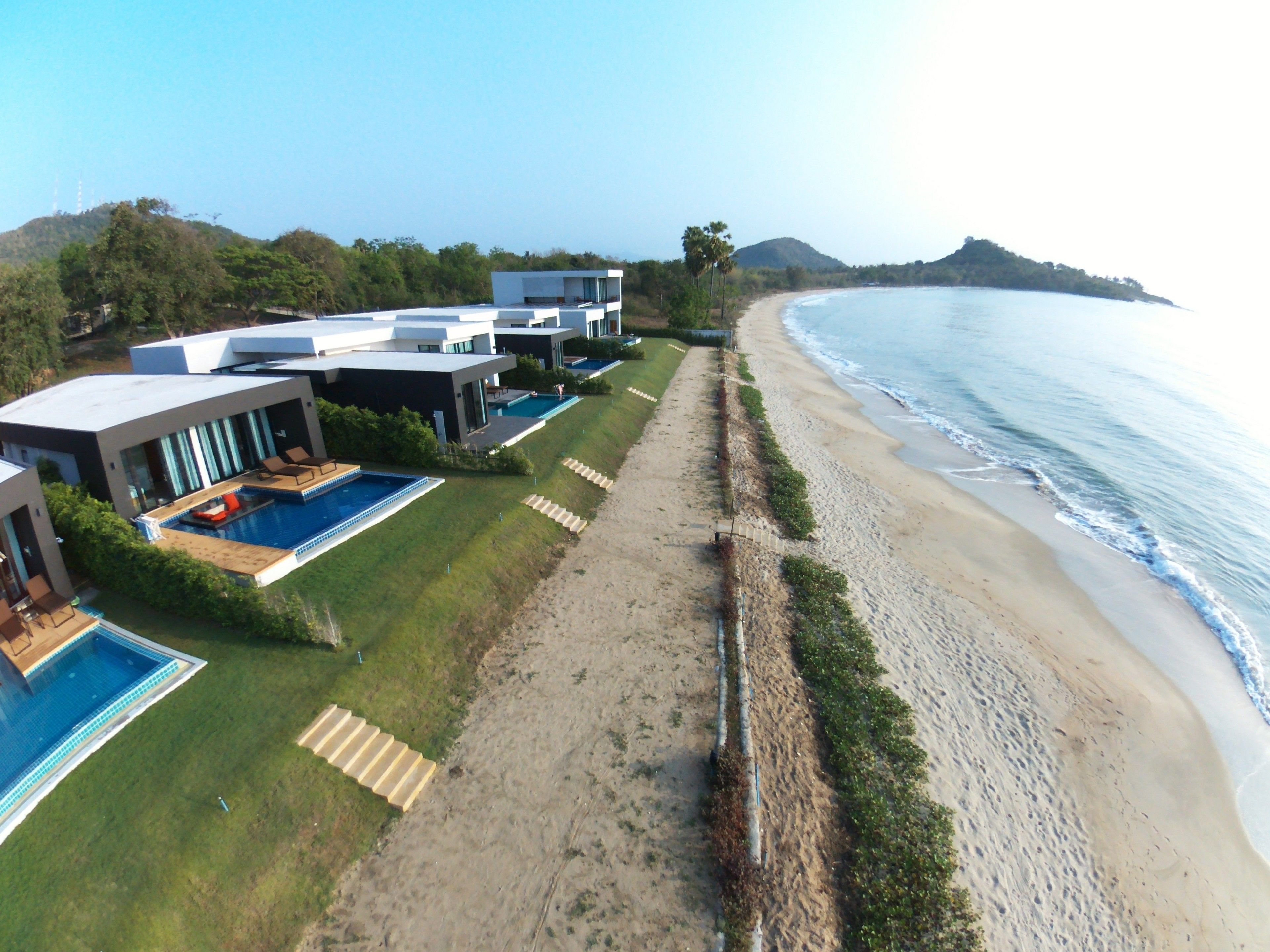 Playa privada, sillas reclinables de playa, sombrillas, kayak