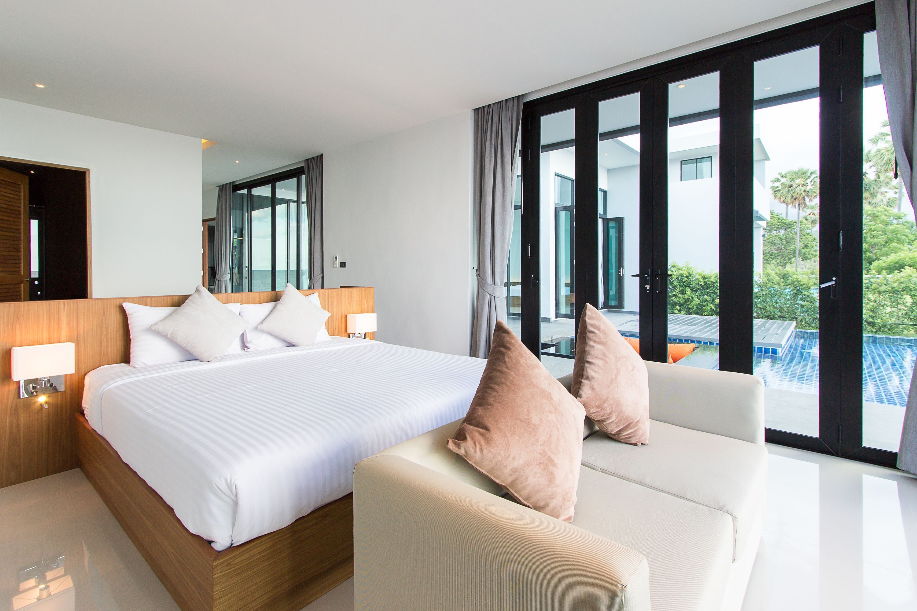 Hypo-allergenic bedding, soundproofing, free WiFi, bed sheets