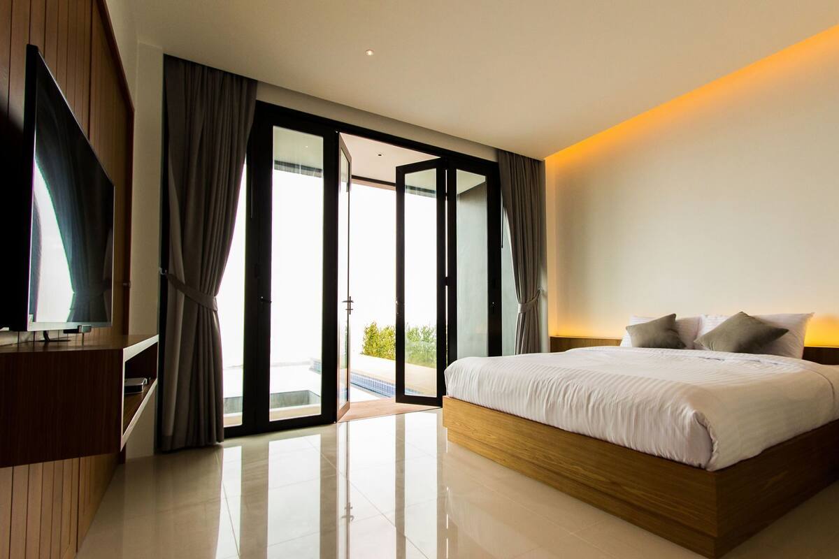 Hypo-allergenic bedding, soundproofing, free WiFi, bed sheets