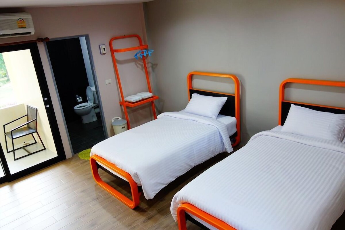 Hypo-allergenic bedding available, soundproofing, WiFi (free)