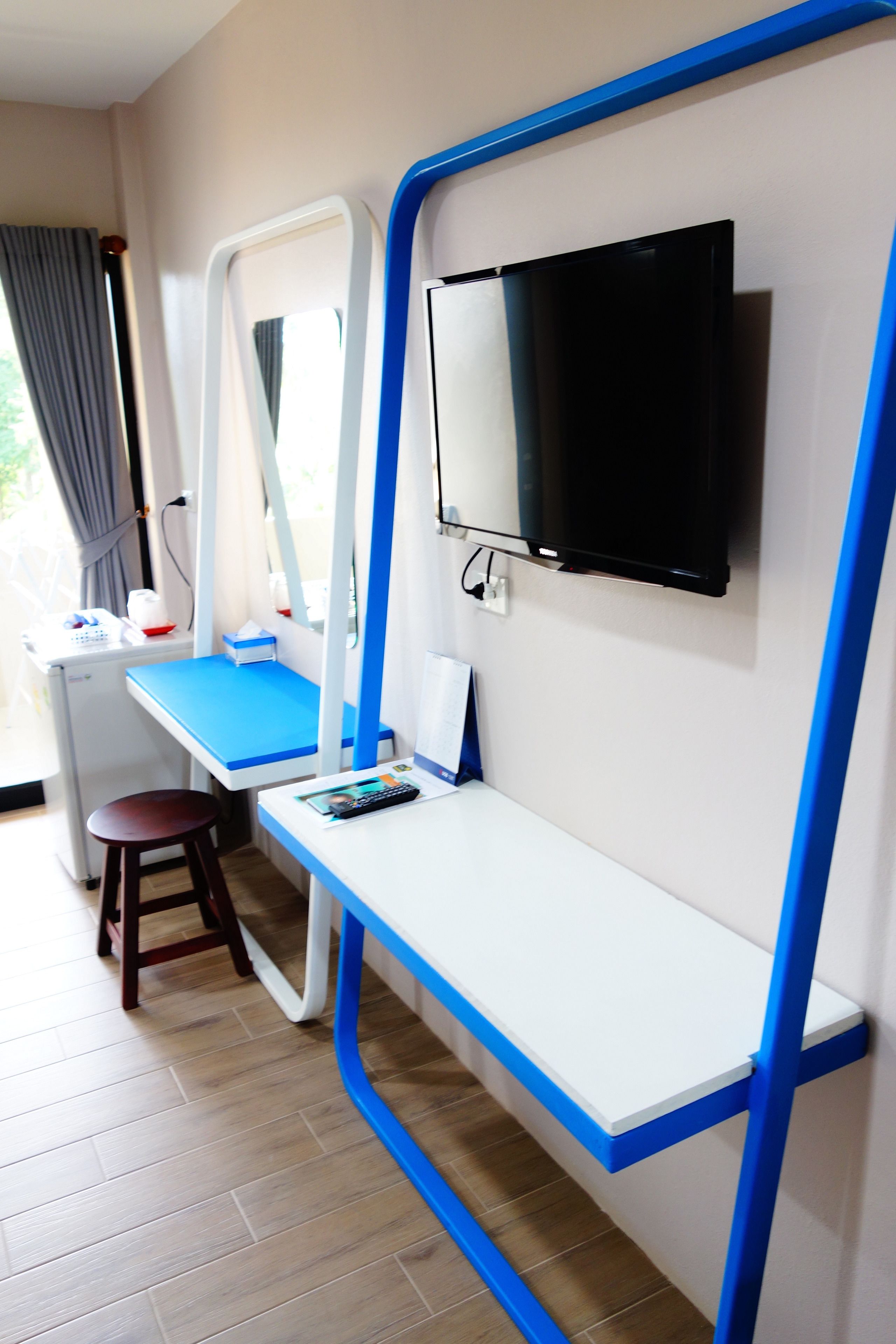 hypo-allergenic bedding, soundproofing, free wifi, bed sheets