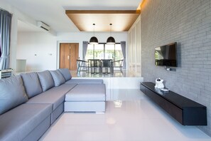 Two Bedroom Beachfront Pool Villa  | Living room | Books - Sunshine Paradise Resort (Thap Sakae)