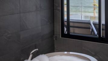 Ocean View Pool Villa | ห้องน้ำ | รองเท้าสวมภายในห้อง, โถสุขภัณฑ์แบบบิเดท์, ผ้าเช็ดตัว, สบู่