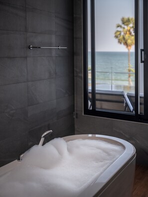 Ocean View Pool Villa | Bathroom | Slippers, bidet, towels, soap - Sunshine Paradise Resort (Thap Sakae)