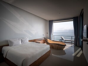 Three Bedroom Beachfront Pool Villa | Hypo-allergenic bedding, soundproofing, free WiFi, bed sheets - Sunshine Paradise Resort (Thap Sakae)