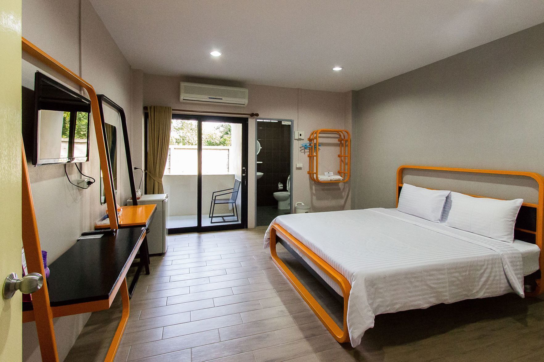 Hypo-allergenic bedding, soundproofing, free WiFi, bed sheets