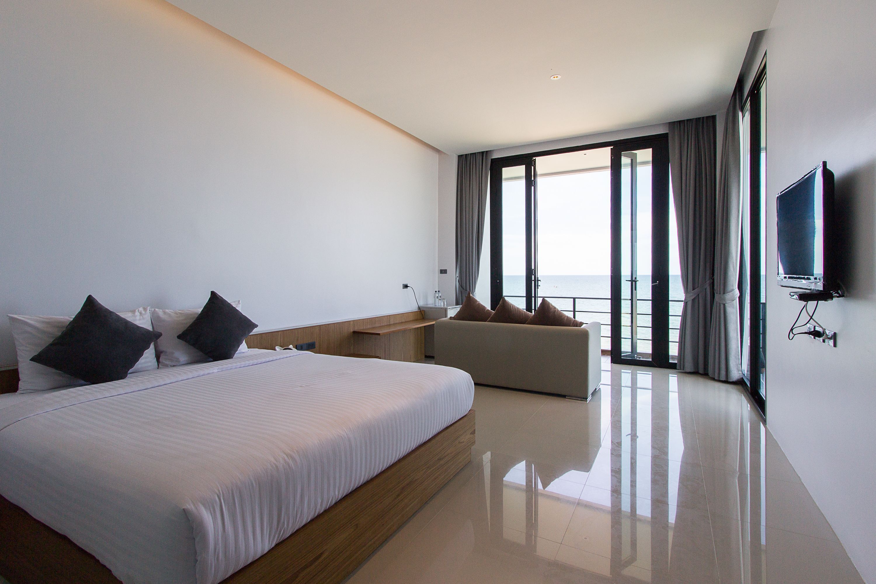 Hypo-allergenic bedding, soundproofing, free WiFi, bed sheets