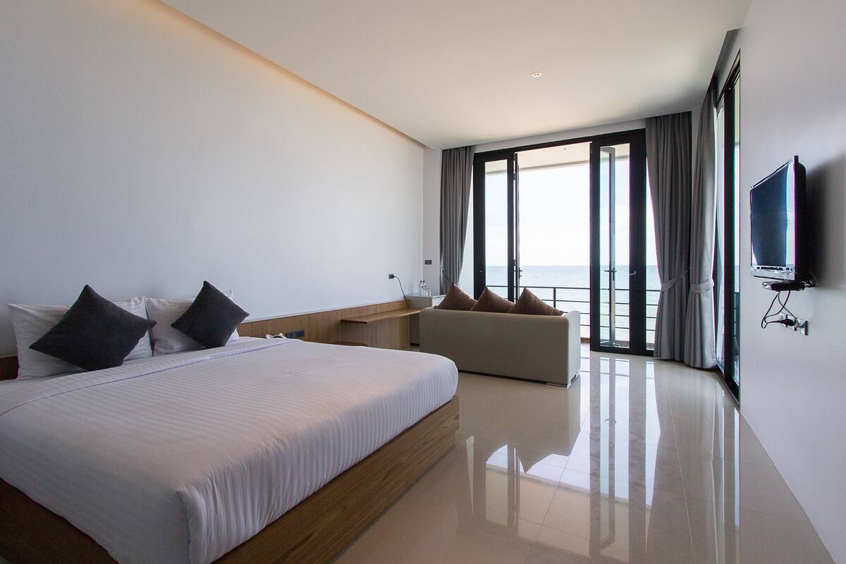 Hypo-allergenic bedding, soundproofing, free WiFi, bed sheets