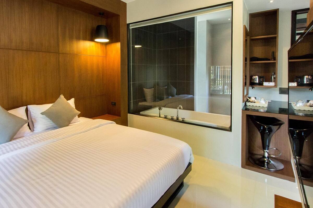 Hypo-allergenic bedding, soundproofing, free WiFi, bed sheets