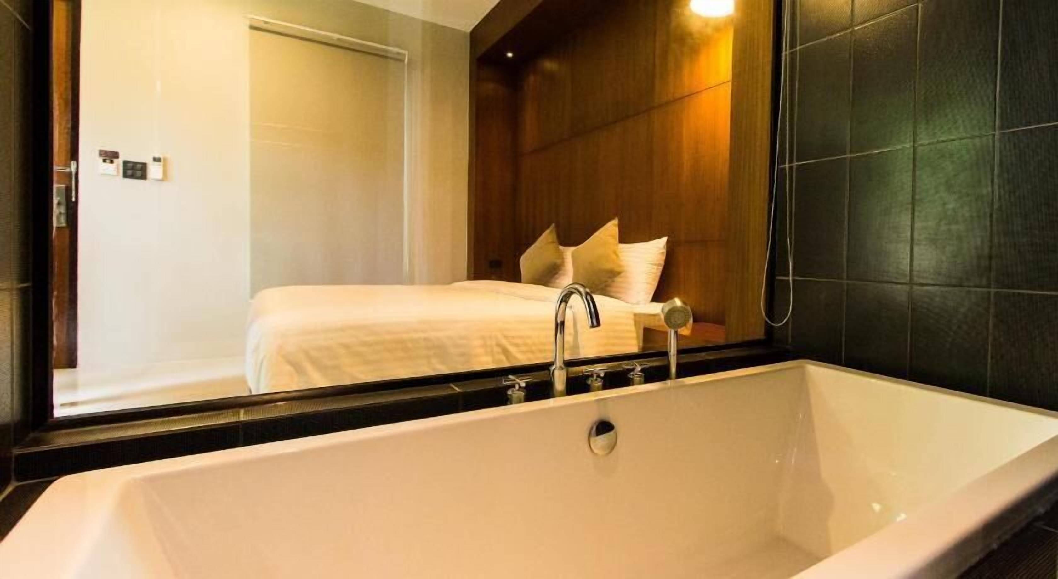 Hypo-allergenic bedding, soundproofing, free WiFi, bed sheets