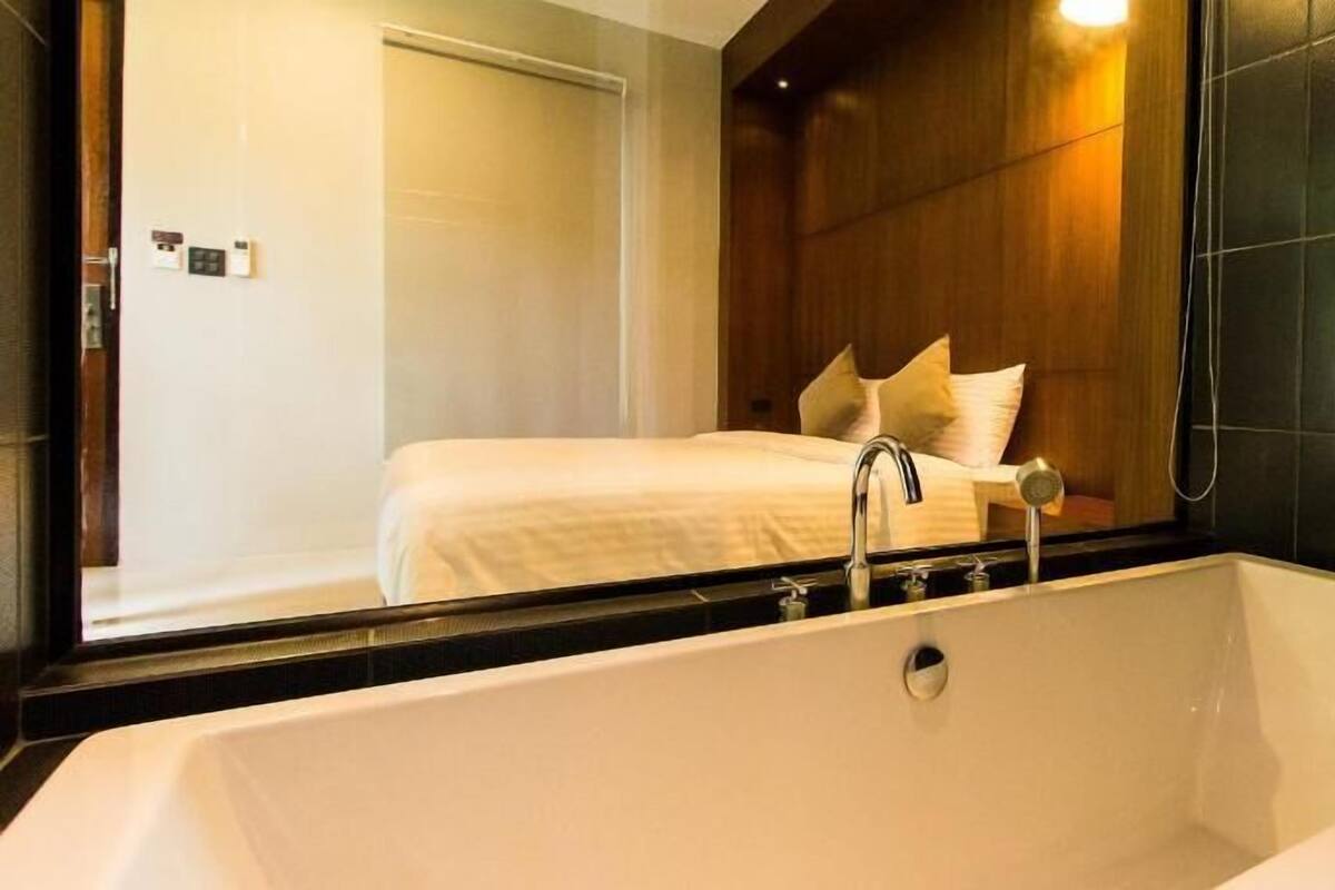 Hypo-allergenic bedding, soundproofing, free WiFi, bed sheets