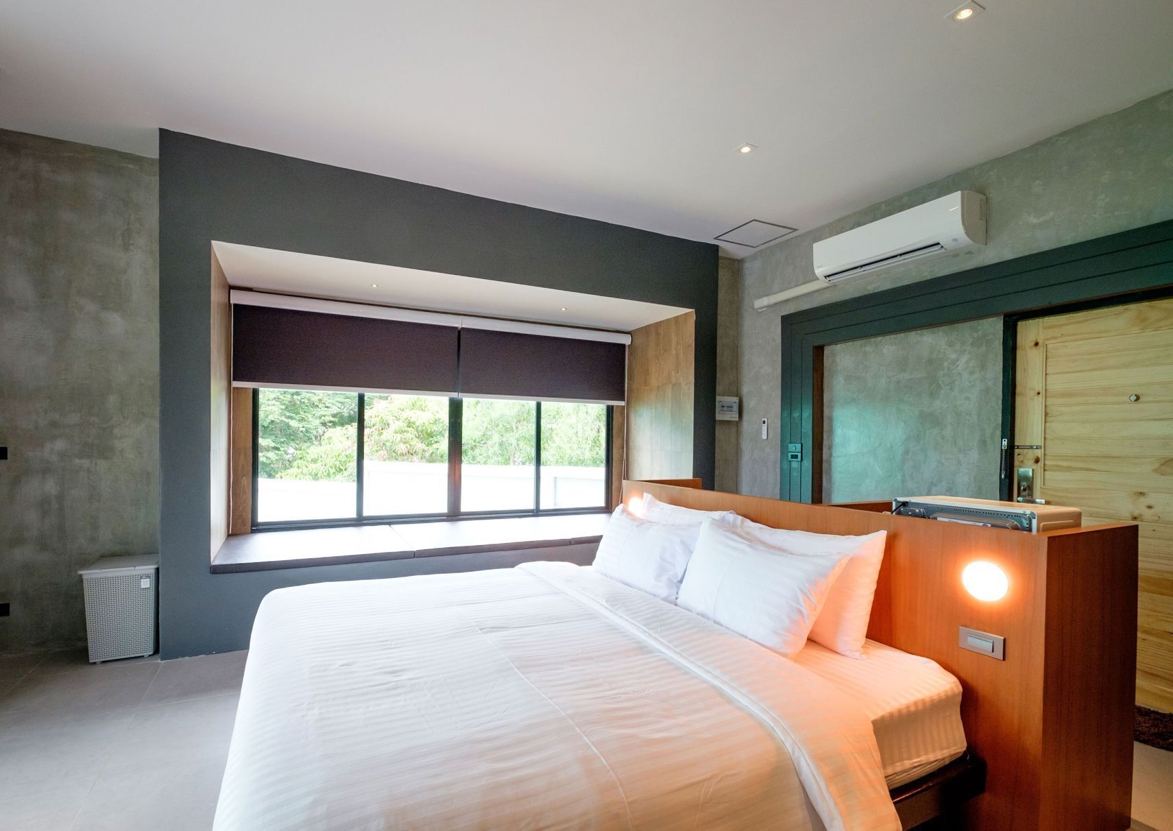 Hypo-allergenic bedding, soundproofing, free WiFi, bed sheets