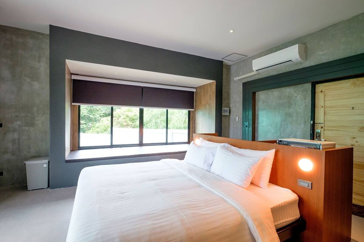 Hypo-allergenic bedding, soundproofing, free WiFi, bed sheets