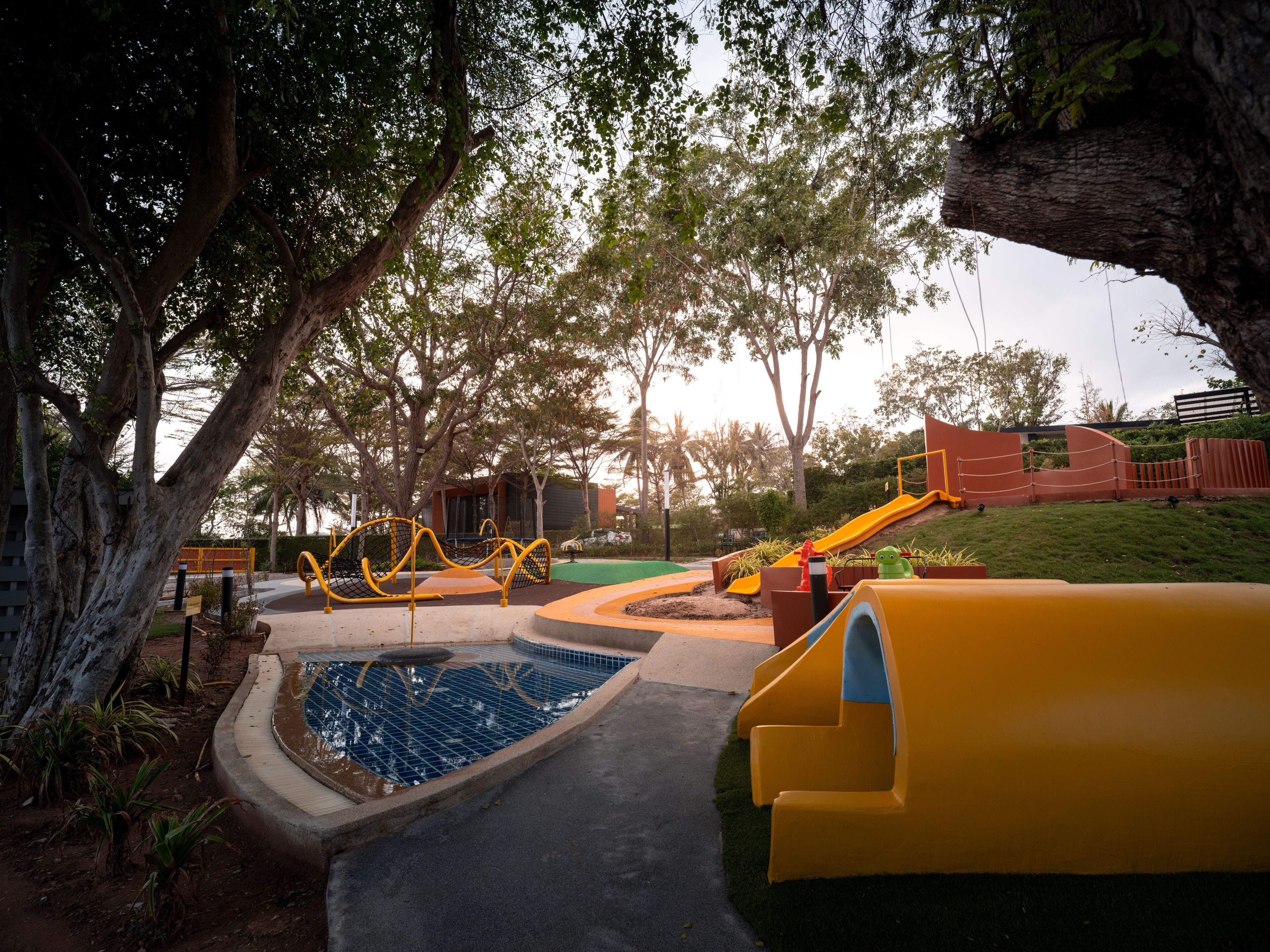 พื้นที่เล่นสำหรับเด็ก - กลางแจ้ง