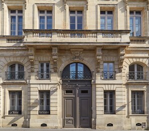 A historic building with a grand entrance, ornate balconies, and a prominent lion sculpture. - L'Hôtel Particulier (Bordeaux)