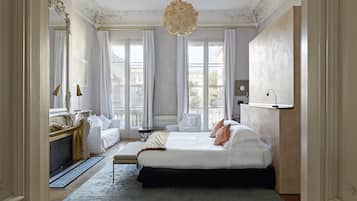 Superior kamer, 1 twee- of 2 eenpersoonsbedden, balkon (Saint Estèphe ou Pessac Léognan) | Een kluis op de kamer, individueel gedecoreerd, verduisterende gordijnen